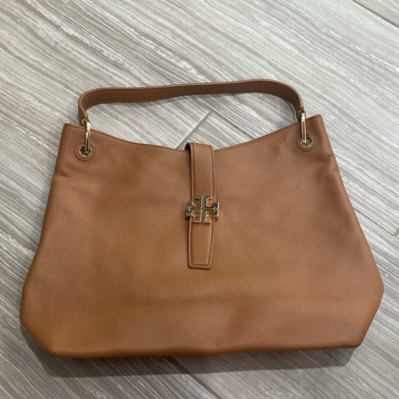 Tory Burch Handbags - Tory Burch tan leather purse with logo and short strap